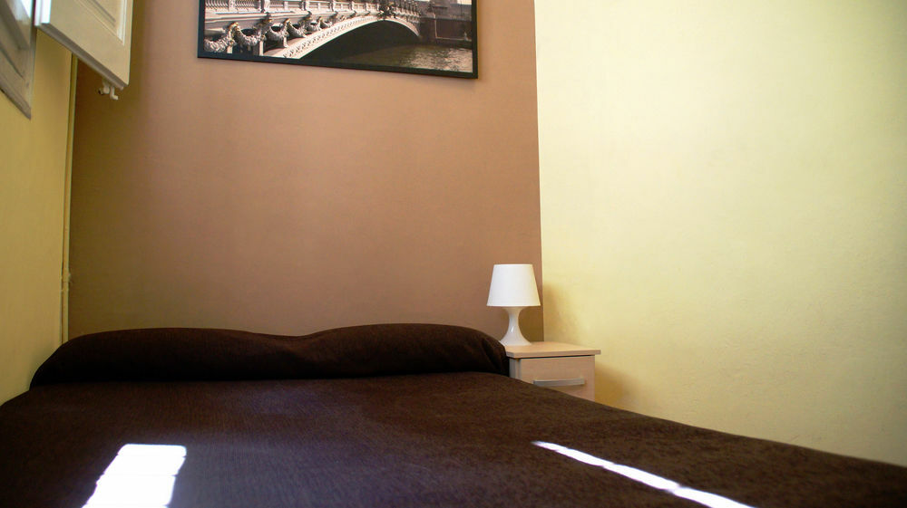 Hostal Mimi Las Ramblas บาร์เซโลนา ภายนอก รูปภาพ