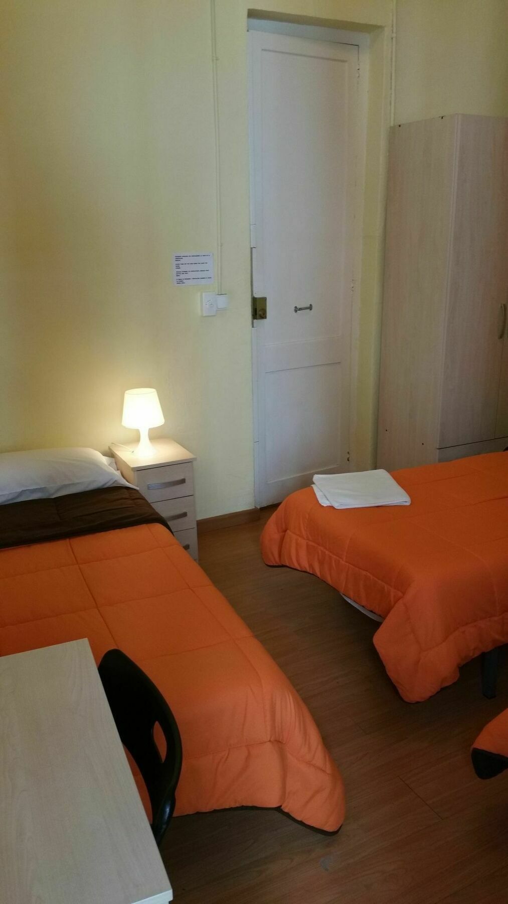Hostal Mimi Las Ramblas บาร์เซโลนา ภายนอก รูปภาพ