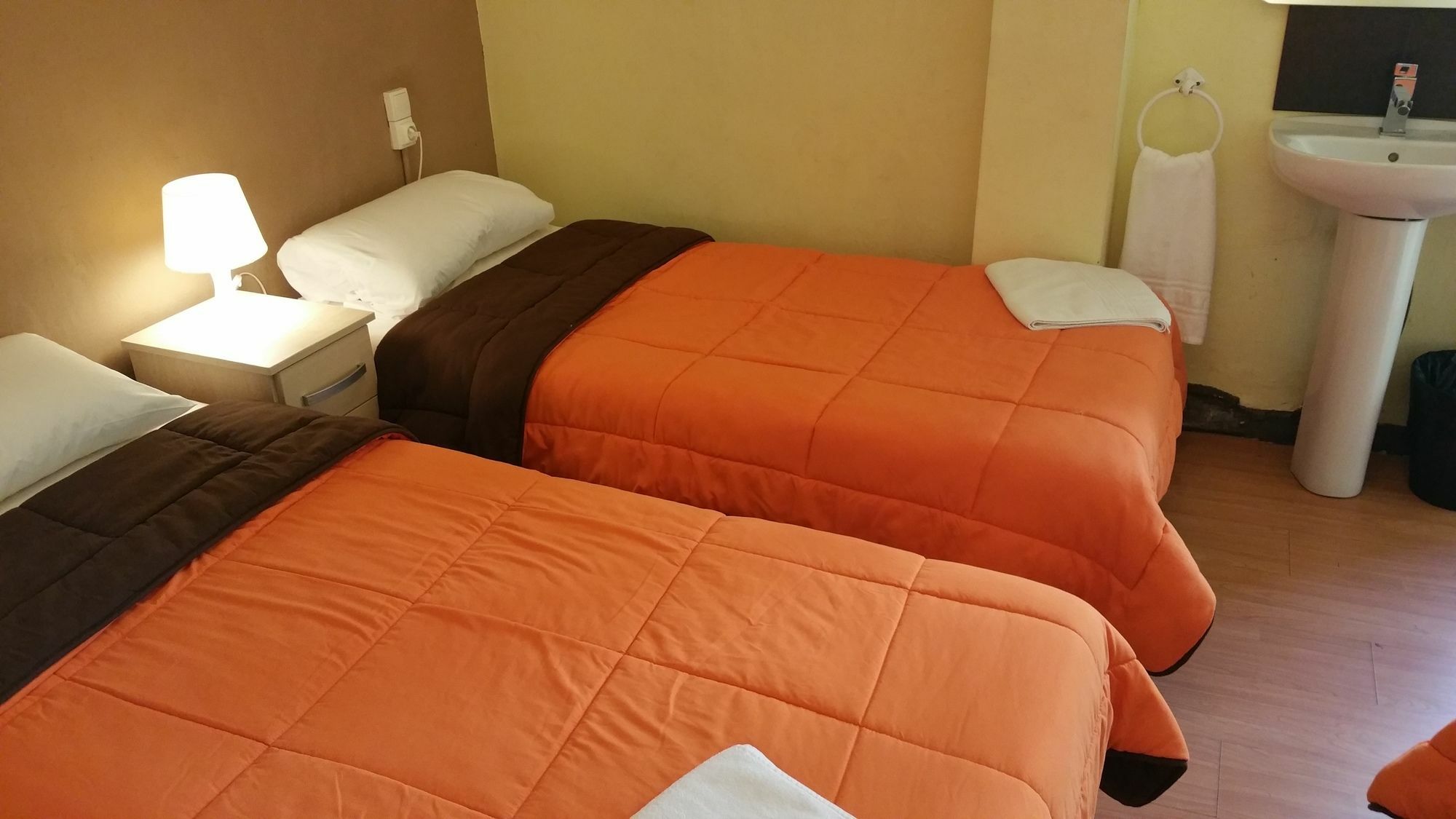 Hostal Mimi Las Ramblas บาร์เซโลนา ภายนอก รูปภาพ