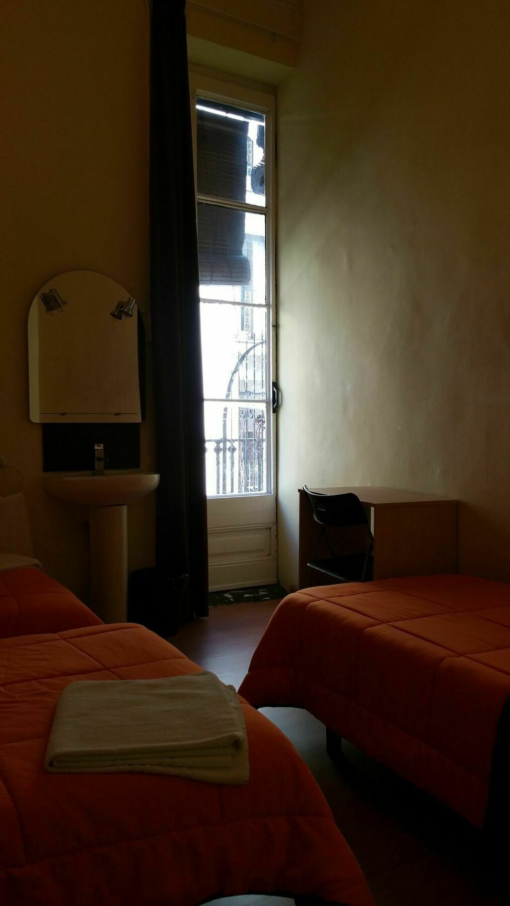 Hostal Mimi Las Ramblas บาร์เซโลนา ภายนอก รูปภาพ