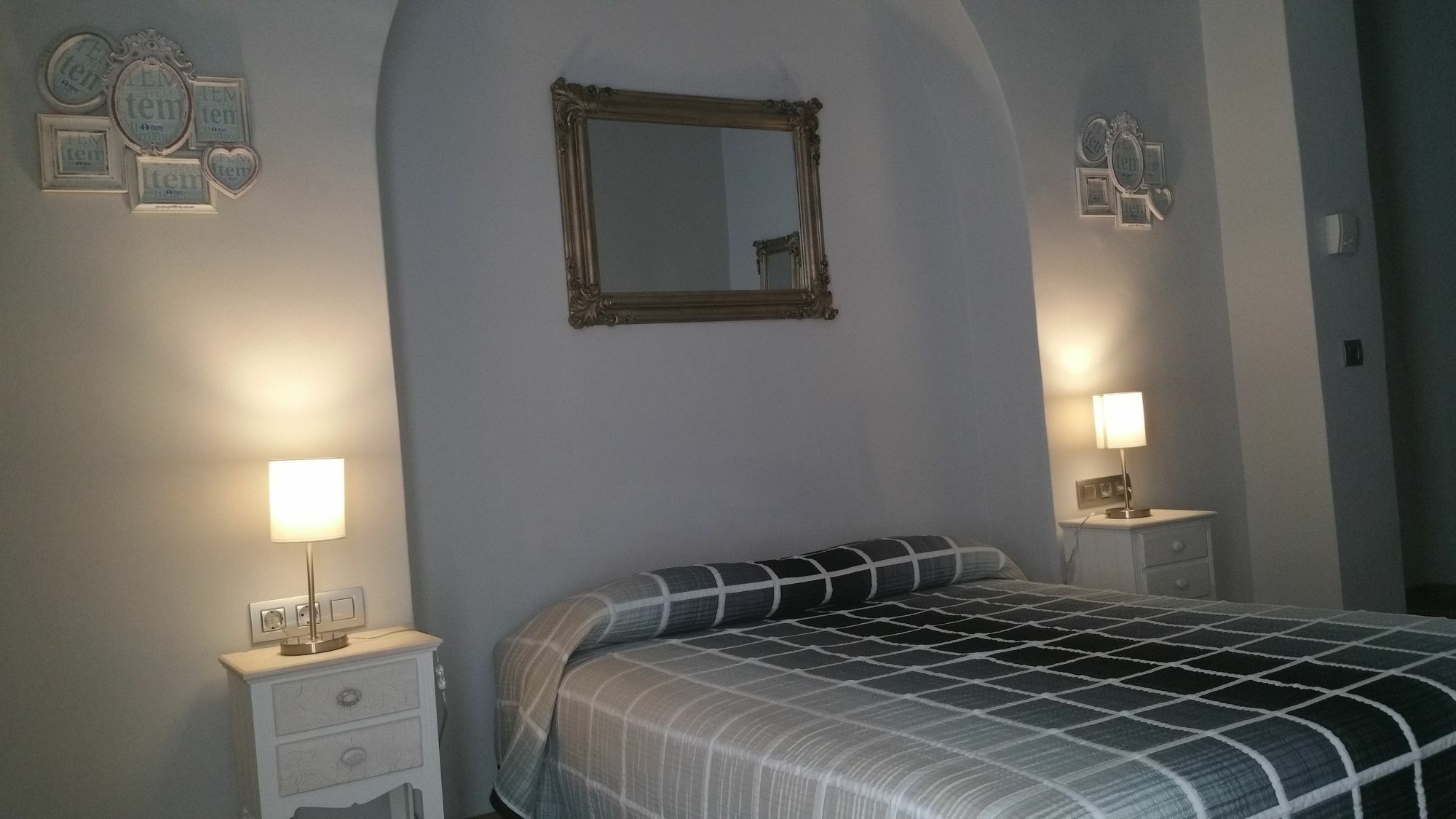 Hostal Mimi Las Ramblas บาร์เซโลนา ภายนอก รูปภาพ