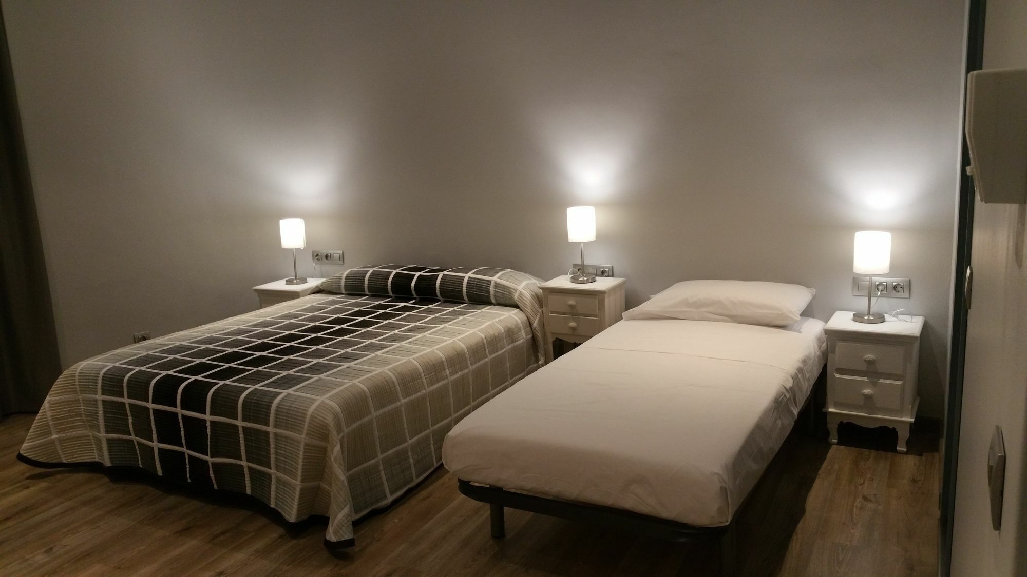 Hostal Mimi Las Ramblas บาร์เซโลนา ภายนอก รูปภาพ