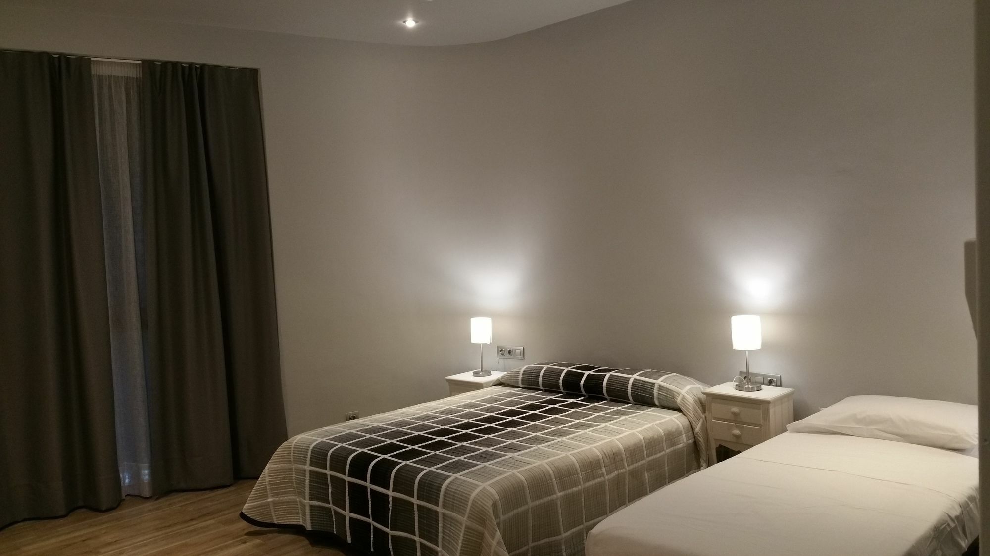 Hostal Mimi Las Ramblas บาร์เซโลนา ภายนอก รูปภาพ