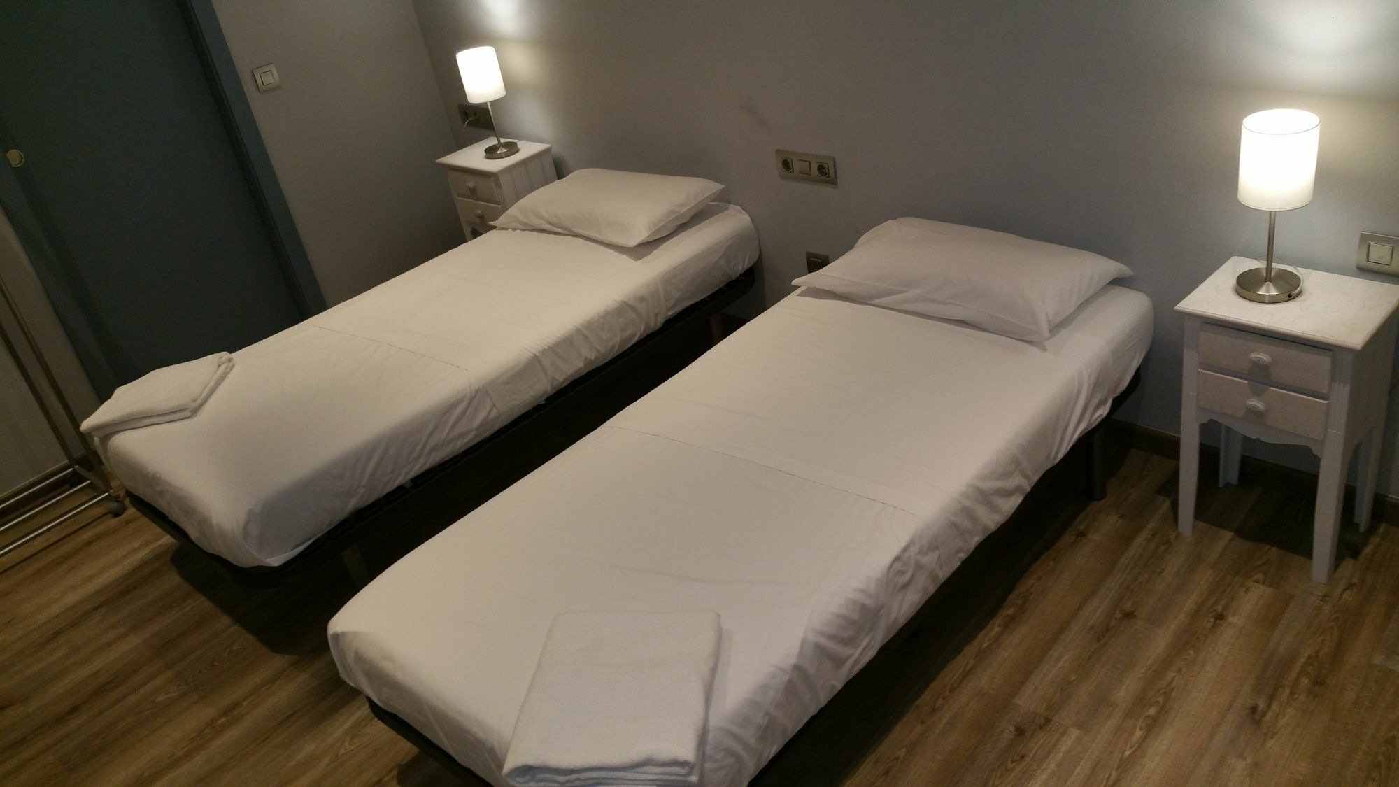 Hostal Mimi Las Ramblas บาร์เซโลนา ภายนอก รูปภาพ