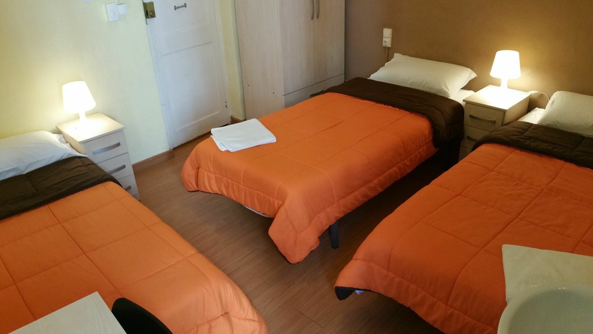 Hostal Mimi Las Ramblas บาร์เซโลนา ภายนอก รูปภาพ