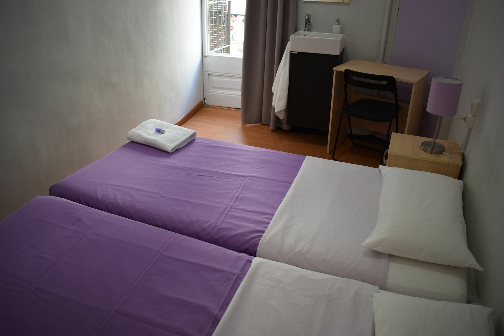 Hostal Mimi Las Ramblas บาร์เซโลนา ภายนอก รูปภาพ