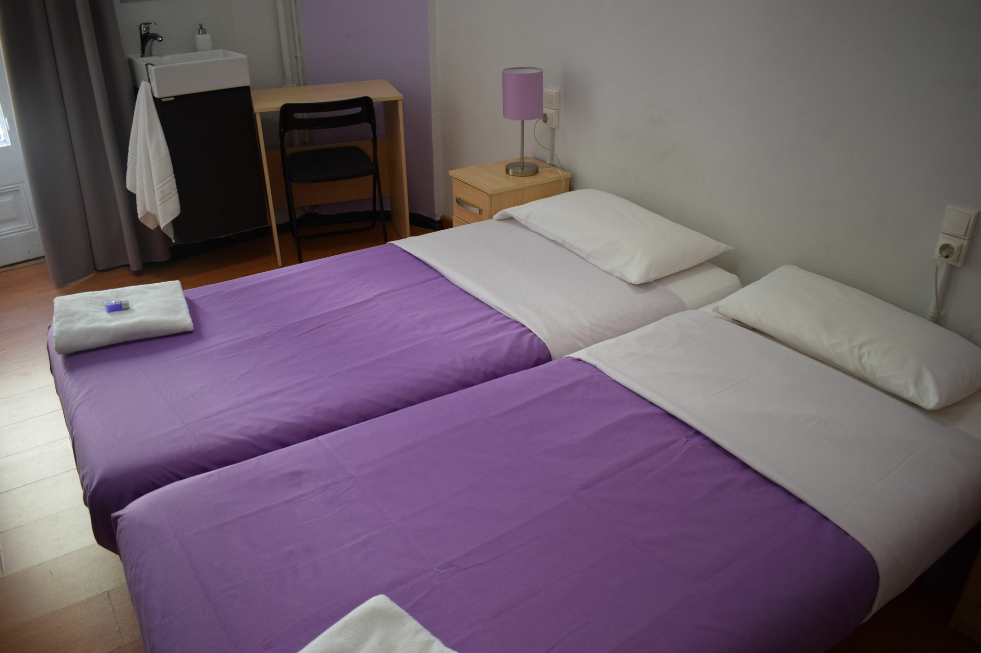 Hostal Mimi Las Ramblas บาร์เซโลนา ภายนอก รูปภาพ