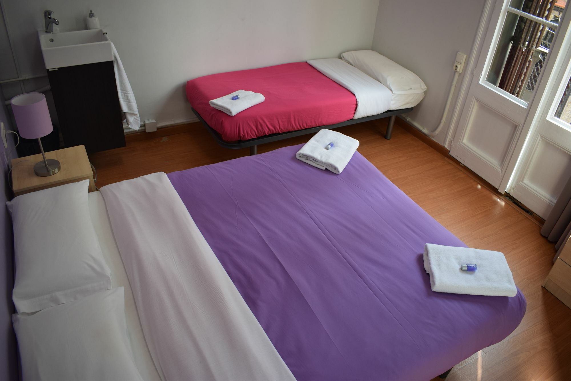 Hostal Mimi Las Ramblas บาร์เซโลนา ภายนอก รูปภาพ